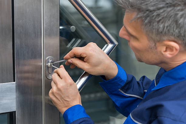 Professionele slotenmaker aan het werk